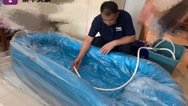 【紫牛头条】辞去年薪50万职位，人大硕士创业当“助浴师”为失能老人洗澡