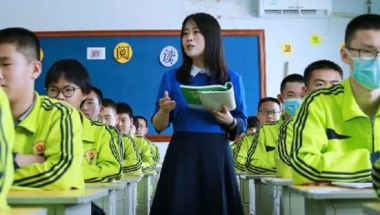 清华硕士坦言：毕业后选择到深圳当一名中学老师，现在喜忧参半