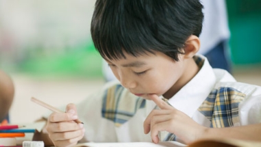 毕业季忙于出国留学，还有的忙于办理落户深圳