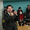 委员建议取消应届生身份限制，有利于保障平等就业