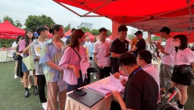 北大博士去中学当教师，没编制也要去，网友：如此高学历图啥？
