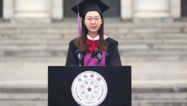 名校女博士拒绝腾讯大厂邀请，跑到深圳当中学老师，只为有编制？