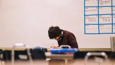 清华博士毕业后去当中学老师引人质疑，老师“内卷”是好是坏？